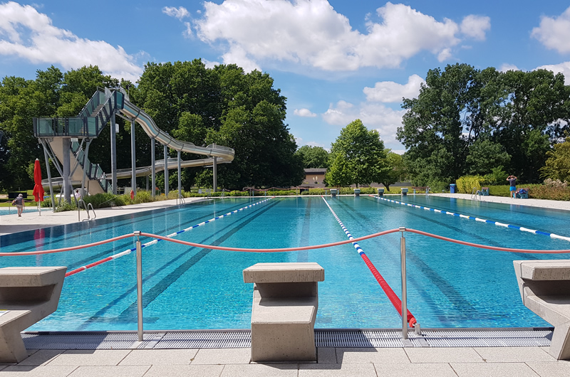 Freibad Wiesloch mit Liegen auf der Liegewiese